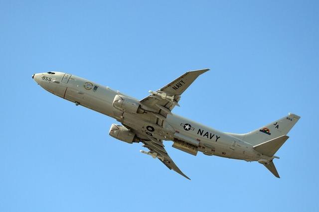 俄苏35霸气倒飞拦截美军机，美海军：最近不足