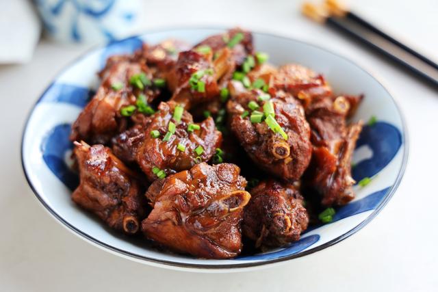 夏天，豬肉牛肉都不如它，便宜又好吃，簡單燉一鍋，花不了幾個錢