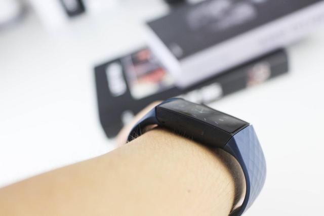 售價(jià)過千的智能手環(huán)強(qiáng)在哪？Fitbit Charge 4告訴你：這就叫專業(yè)