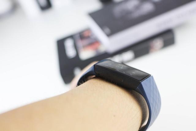 售价过千的智能手环强在哪？Fitbit Charge 4告诉你：这就叫专业