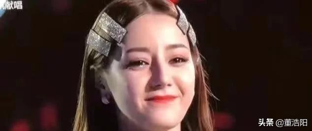 还在尬吹迪丽热巴“盛世美颜”, 离了滤镜精修，确定是同一个人？