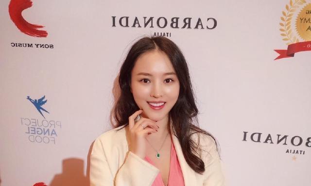 19岁因“一字马”爆红，却拒绝进入娱乐圈，今定