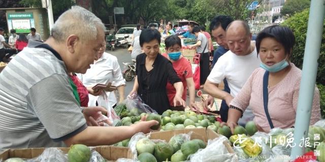 驻马店：红红火火的街头早市唤醒一座城