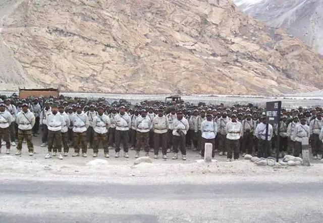 美卫星拍到班公湖一幕，大批士兵沿山脊出击，