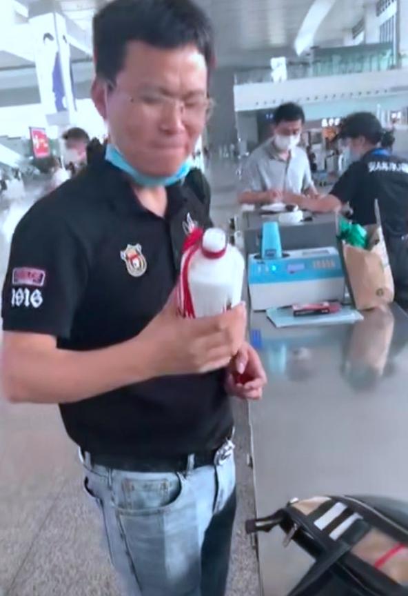 [安检]男子带茅台过安检被拒一饮而尽 称自己喝下的不仅是酒更是人生百味