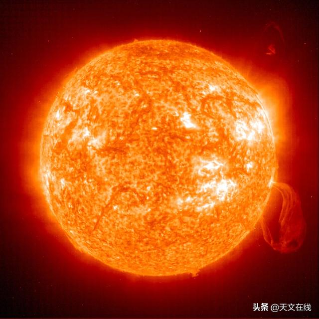 行星公转中心、太阳系之主：太阳是否像行星一样不停旋转着？