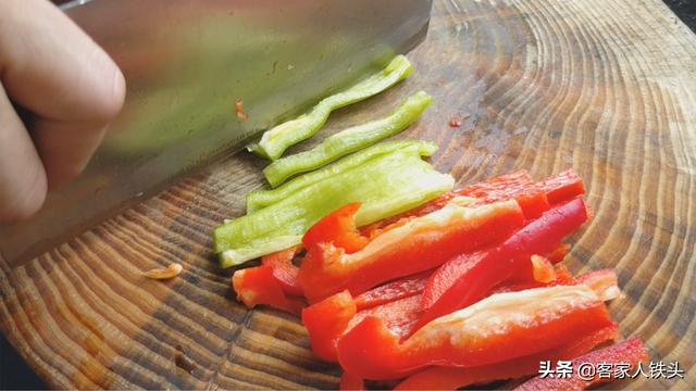 客家人炒猪大肠从不直接下锅炒，想要开胃好吃，这一步一定不能省