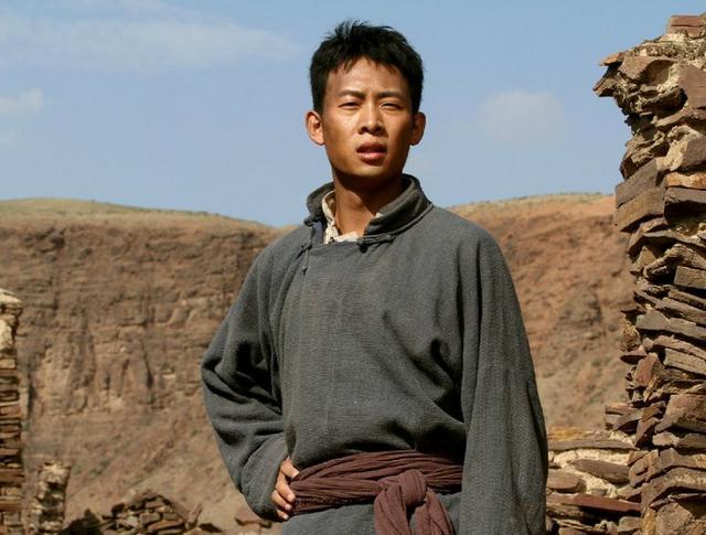 最惨时被女友抛弃，因丑而10年拍不了戏，如今成