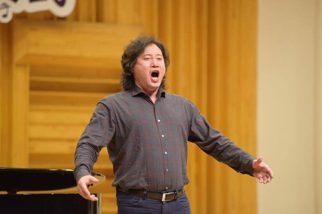 歌唱家戴玉强身后：曾反对儿子唱歌的父亲，小8岁的高情商妻子