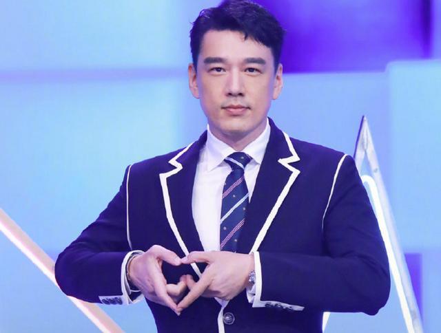 虞书欣帮王耀庆录制加油视频，王耀庆看后又皱眉头，这是在报复吧