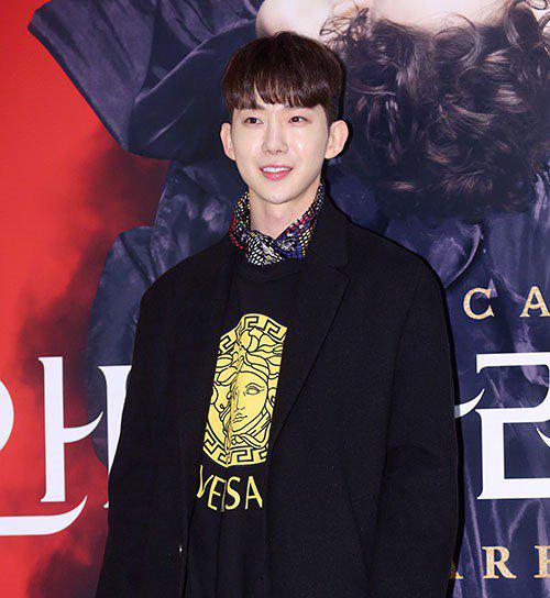 韩国2AM队长赵权服役时母亲患病，前辈姐姐金惠秀的举动令人感动