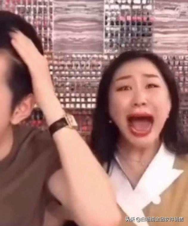 李佳琦直播间再现翻车，金靖穿短上衣撩发出状