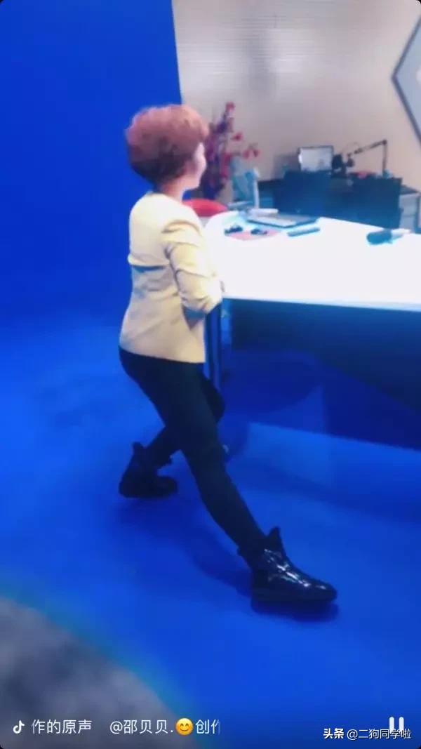 主持人短裤播新闻，大腿直接暴露，我被新闻联