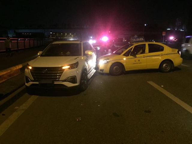 驾驶|他驾车分心围观事故现场，仅一瞬间自己也撞了