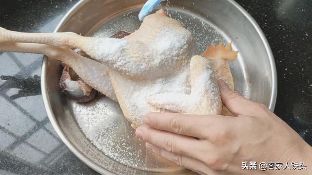 4斤鸡一抹二腌三入锅，教你客家盐水鸡，咸香独特，比盐焗鸡还香