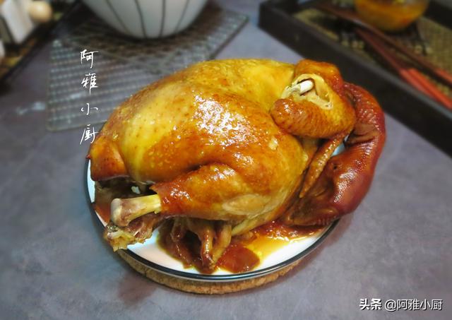 把1只鸡扔进电饭煲，不用放一滴水和油，出锅比烤鸡还好吃，真香