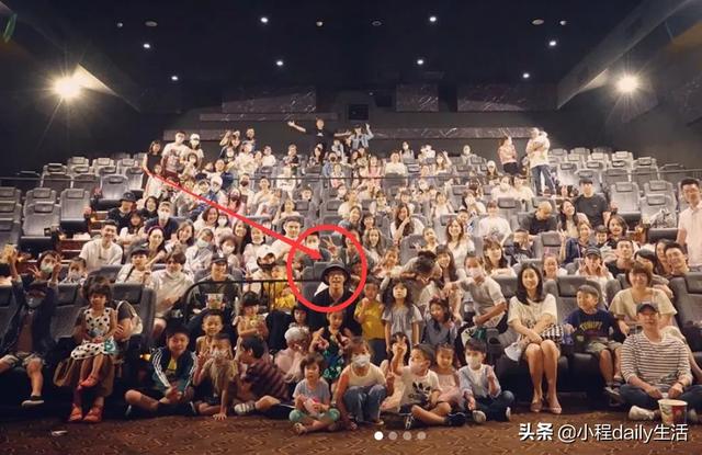 贾静雯包场请朋友看电影，看清观影人数：这才