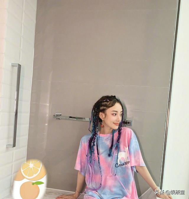 不当演员的李小璐靠造型出圈，与女儿合影，衬得钱都花到她身上