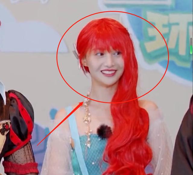 郑爽cos美人鱼，当她与贾玲同框出镜，才懂“巴掌脸”有多优越