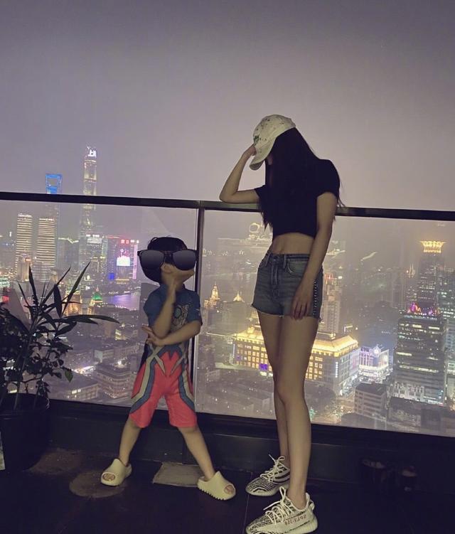 baby和儿子晒合照，无意间透露豪宅内景，网友“贫穷限制了想象”