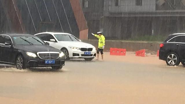 暴雨困住高考试卷押运车、考生眼看要迟到，别慌！有警察蜀黍在
