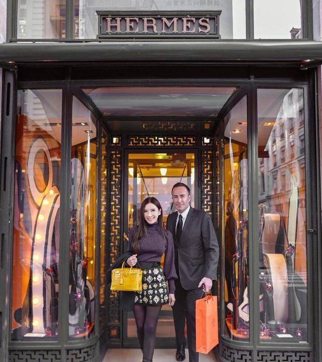 确实奢华，lv硬箱堆成小山坡，爱马仕包包摆成墙