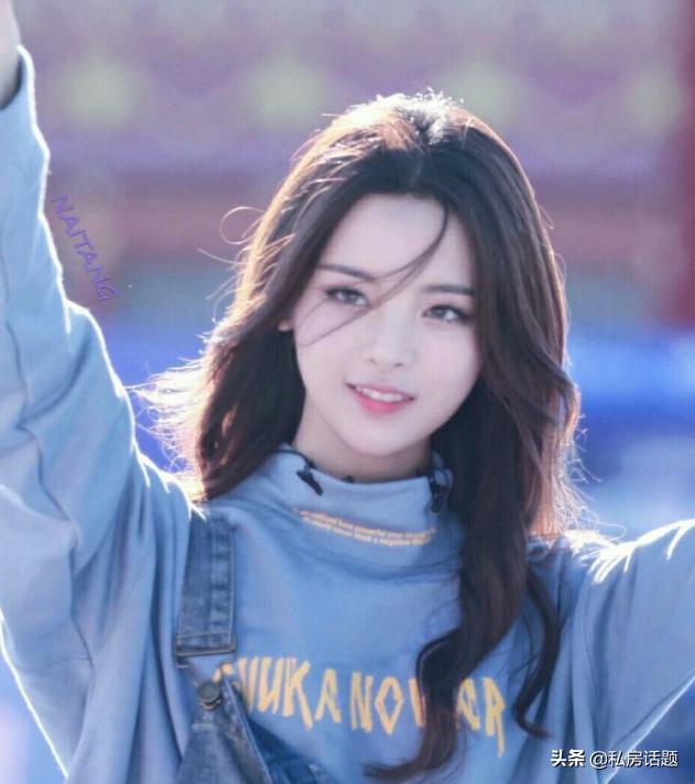 杨超越和鞠婧祎，一个初恋脸，一个高冷脸，你喜欢哪一个