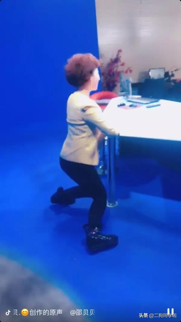 主持人短裤播新闻，大腿直接暴露，我被新闻联