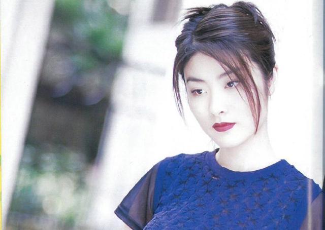 46岁陈慧琳近照曝光，与助理一同现身超市，打扮