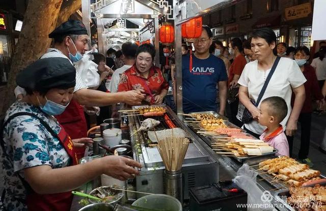 晋城南大街抓拍！众人排长队