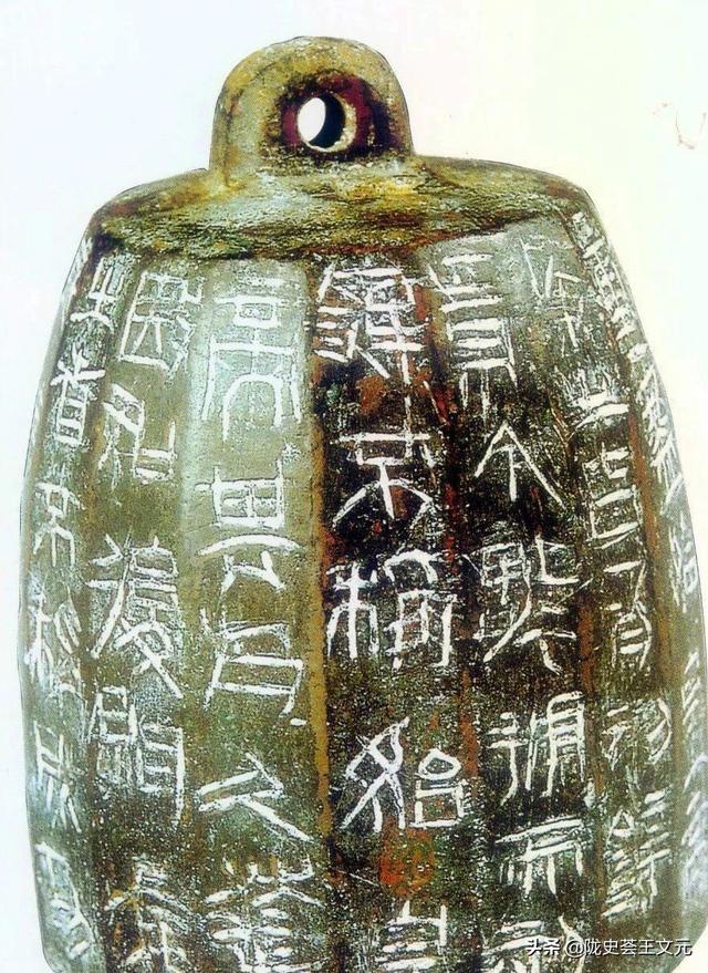 放羊老汉山崖下避雨，背上有点硌，随手一拨，