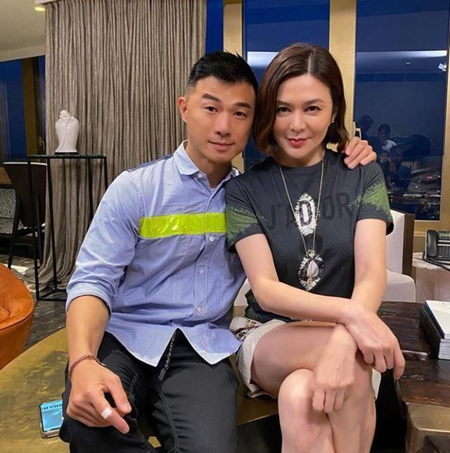 58岁关之琳有新恋情？与小鲜肉男模在豪宅合照，