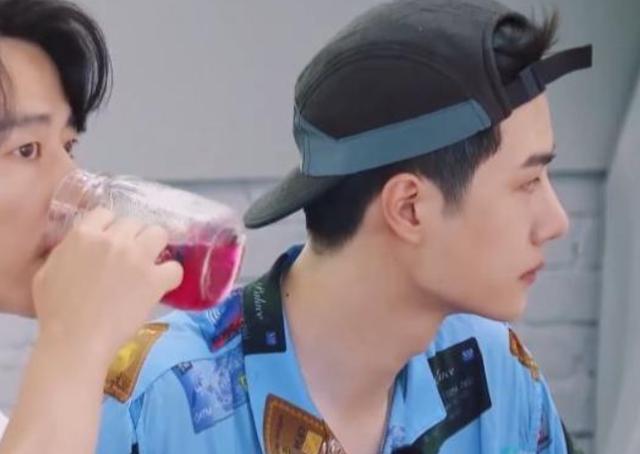 乔欣独自收拾节目场地时，有谁留意王一博说啥