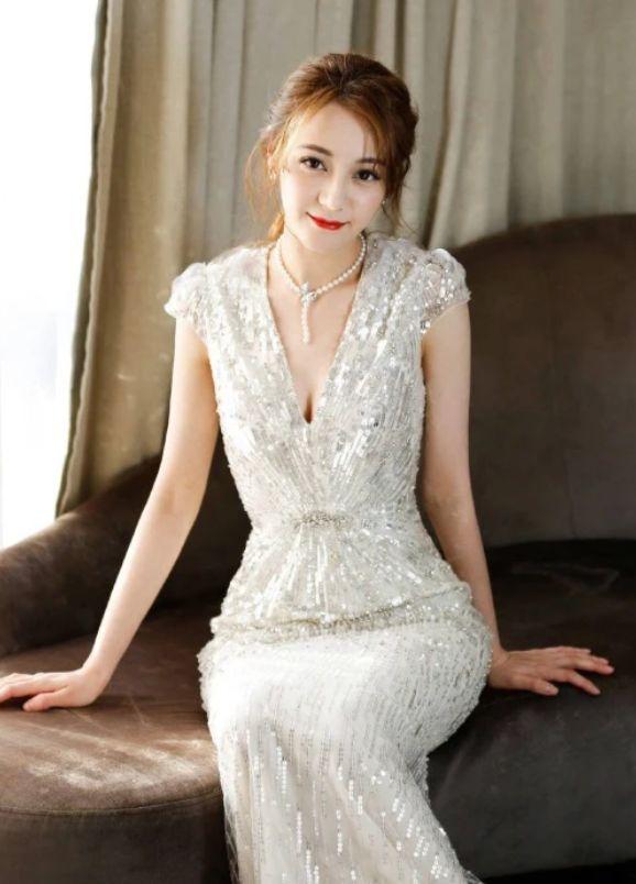 都说热巴的好身材太假了，当她穿上“无痕衣”