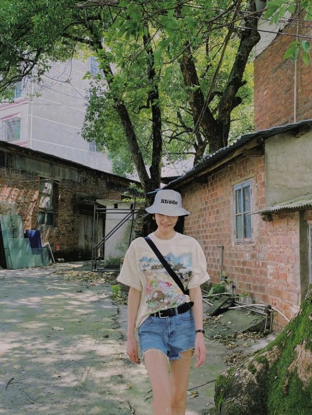 大表姐刘雯也太瘦了吧，穿短裤露出的两条腿比旁边大树的枝丫还细