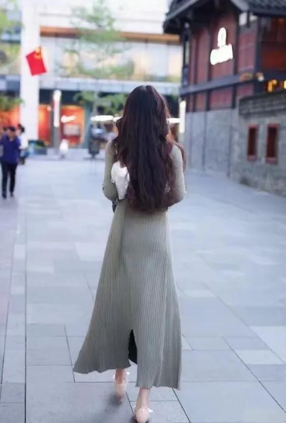 表妹大热天穿毛衣，穿出时尚感