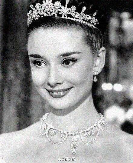 赫本曾经历两次婚姻，都没嫁给相伴42年的纪梵希，原因让人深思