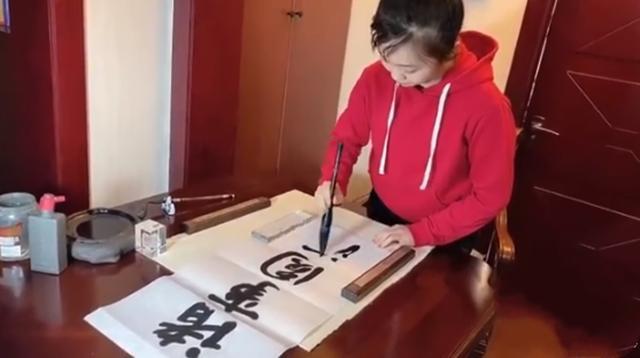 8岁进演艺圈，9岁奥运成名，18岁被群嘲长“残”