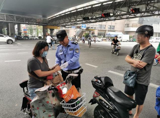 7月1日起，全国多地电动车整治，要求戴头盔，看看会影响到你吗