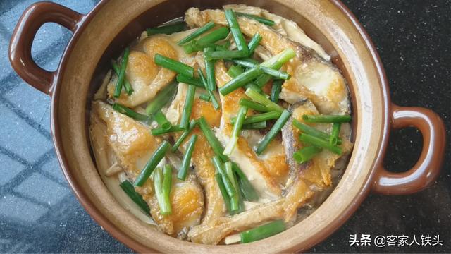腐竹鱼腩煲：一锅夏季超下饭的美味，汁浓味香，米饭都要多煲一点