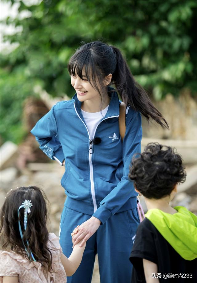 郑爽《奇妙小森林》造型，一身蓝色复古校服+高