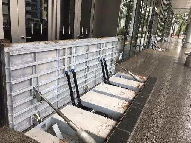 日本台风天气惊现奇幻天空：宛如次元壁打破，魔界降临