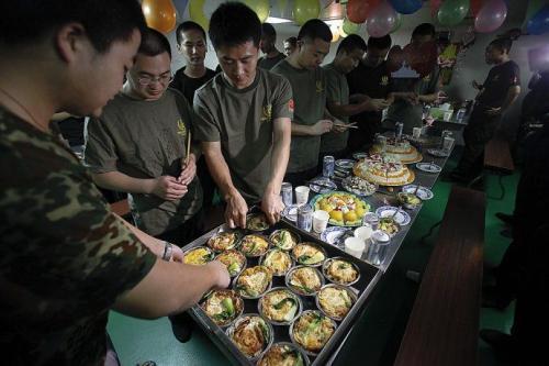 航母上吃烧烤开演唱会，为什么美国士兵可以，