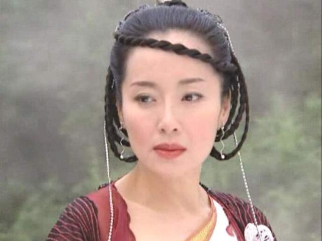 她是首位电影版黄蓉，做了4年“大哥的女人”，至今已单身24年