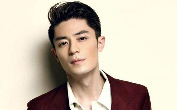 霍建华林心如一家逛街，霍建华独自走在前面，