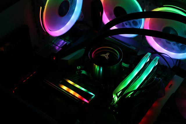 M.2固态玩RGB，支持神光同步，传输速度超3000MB/s，玩游戏更畅快
