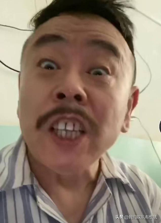 62岁潘长江：穿病号服现身显老态，背景杂乱似医