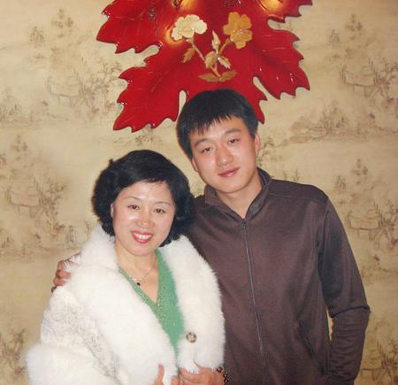 佟大为身后：卧床35年不能动弹的父亲，眼中常年