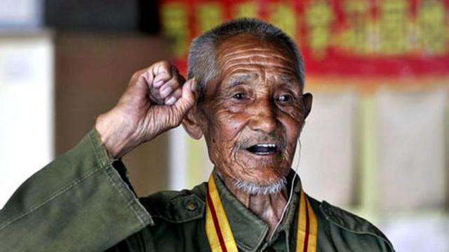 90岁老兵证件遗失，来到博物馆后老泪纵横，指着