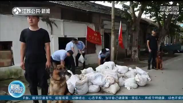 防汛@南京民警为空巢老人排险 江水涨潮预警
